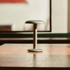 FLOS Gustave LED-Tischleuchte, Akku 927 Aluminium -Beleuchtungs Geschäft 10008971 3