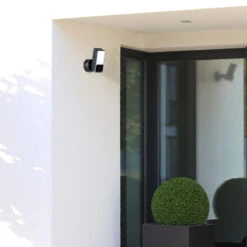 Eve Outdoor Cam, Smarte Flutlichtkamera -Beleuchtungs Geschäft 2029030 2