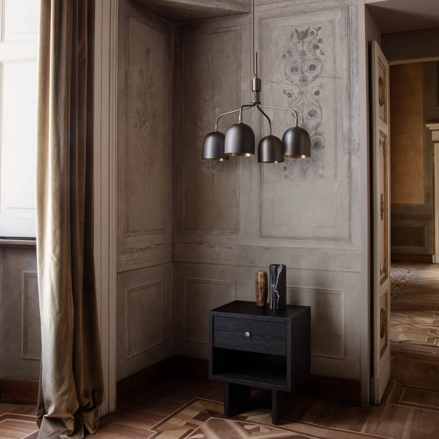 GUBI Howard Kronleuchter Short 4-flg Gunmetal 5 GUBI Howard Kronleuchter Short 4-flg Gunmetal – Bild 3