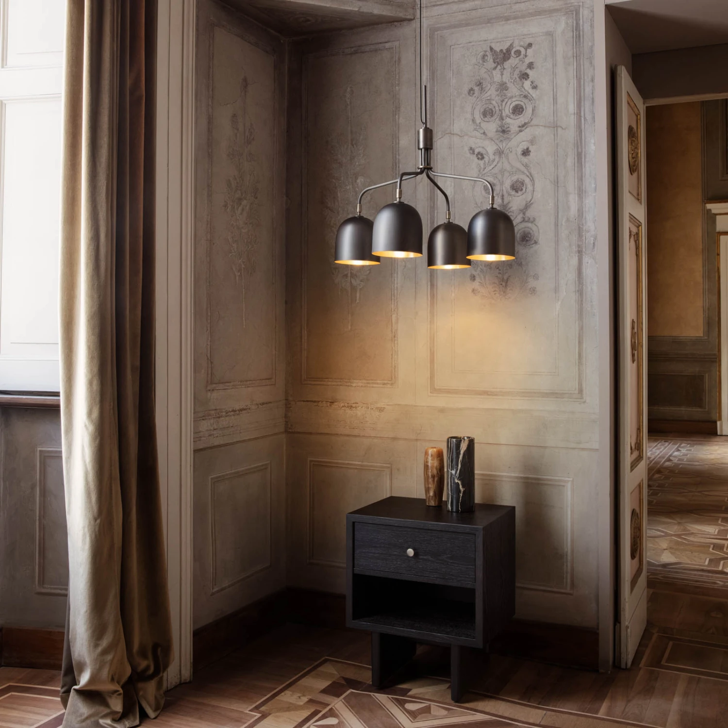 GUBI Howard Kronleuchter Short 4-flg Gunmetal 6 GUBI Howard Kronleuchter Short 4-flg Gunmetal – Bild 4