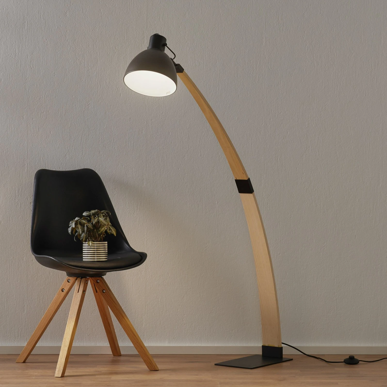 Flotte Stehleuchte Curf Mit Schwarzem Lampenschirm 3 Flotte Stehleuchte Curf Mit Schwarzem Lampenschirm