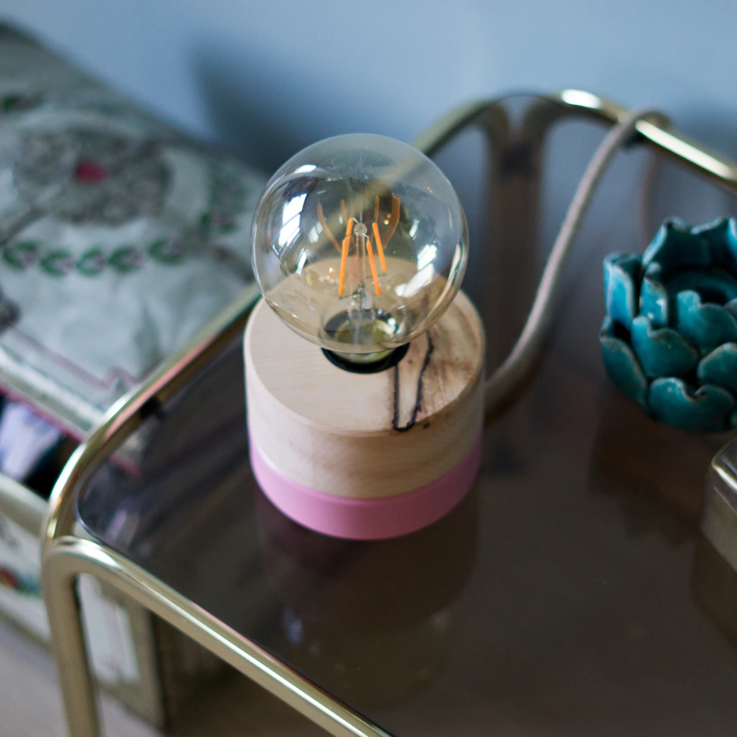 ALMUT 0239 Tischlampe, Nachhaltig, Zirbe/rosa 4 ALMUT 0239 Tischlampe, Nachhaltig, Zirbe/rosa – Bild 2