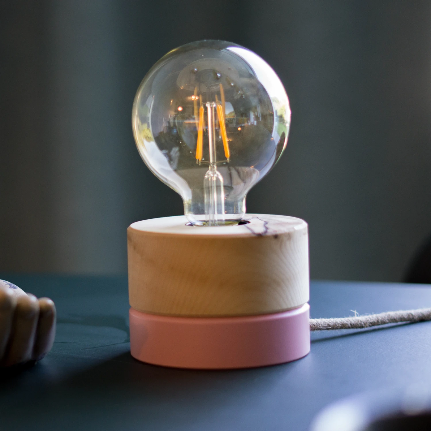 ALMUT 0239 Tischlampe, Nachhaltig, Zirbe/rosa 5 ALMUT 0239 Tischlampe, Nachhaltig, Zirbe/rosa – Bild 3