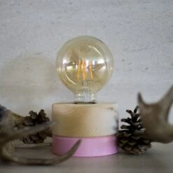 ALMUT 0239 Tischlampe, Nachhaltig, Zirbe/rosa