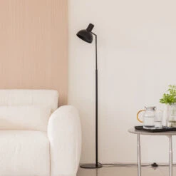 Lucande Mostrid Stehleuchte Aus Schwarzem Eisen -Beleuchtungs Geschäft 9639683 1
