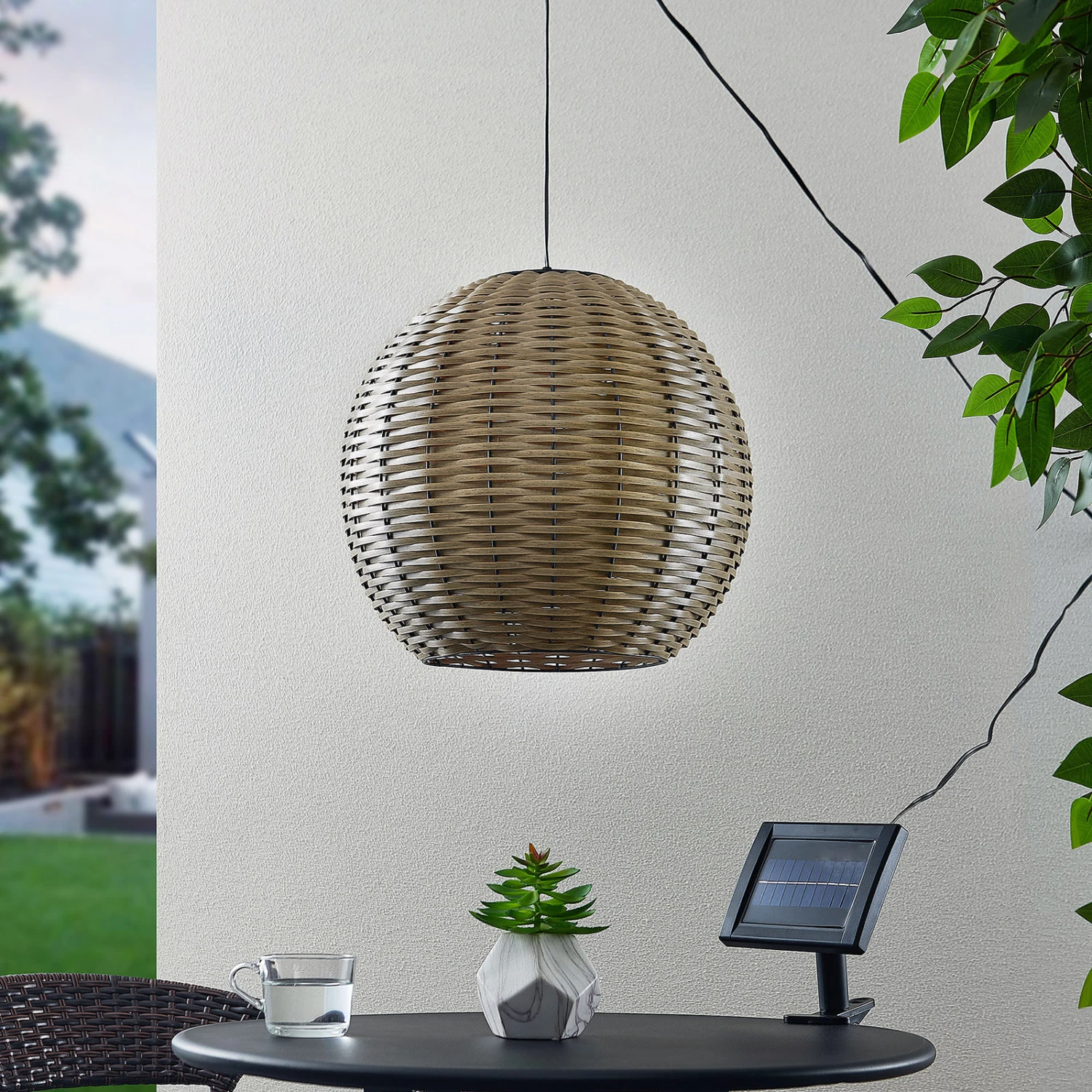 Lindby Catrica LED-Solar-Pendellampe, Rattanoptik 4 Lindby Catrica LED-Solar-Pendellampe, Rattanoptik – Bild 2